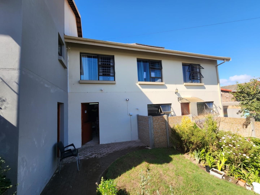 6 Bedroom Property for Sale in Fraaiuitsig Western Cape